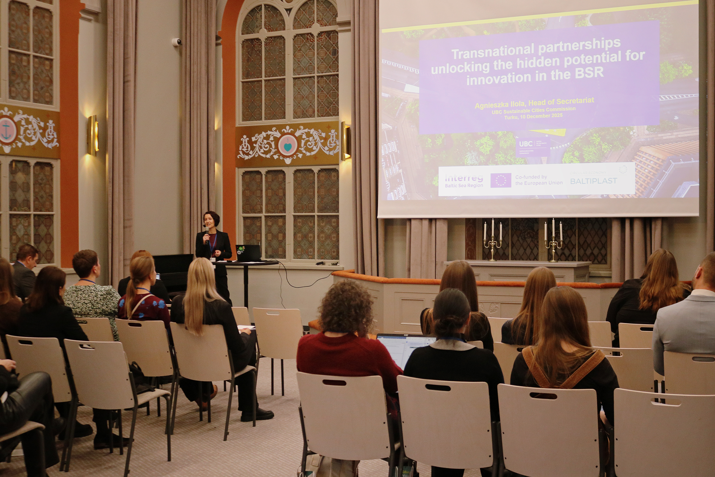 Agnieszka Ilola presenting the importance of transnational cooperations