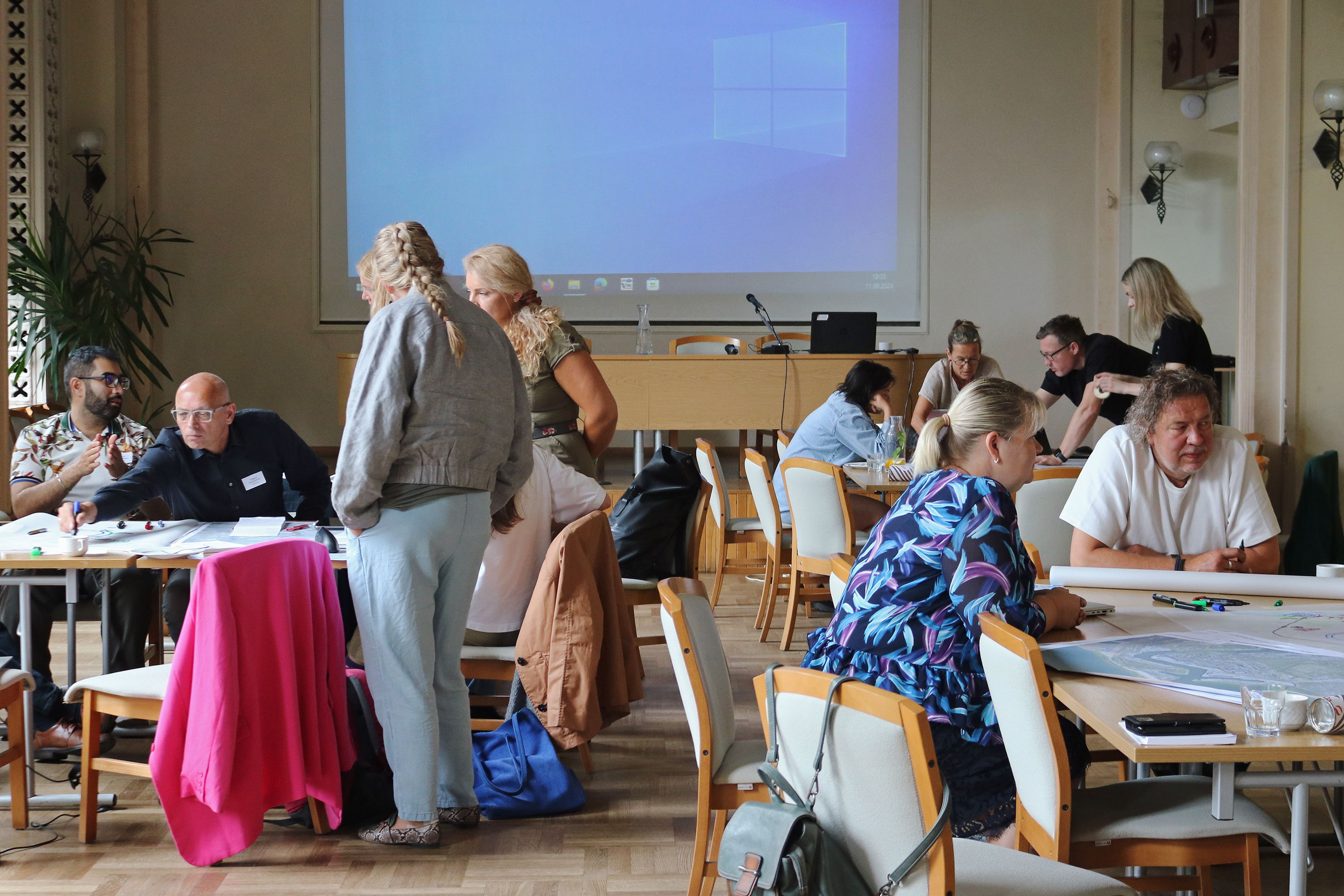 Experts planning city areas at the seminar in Gdansk.