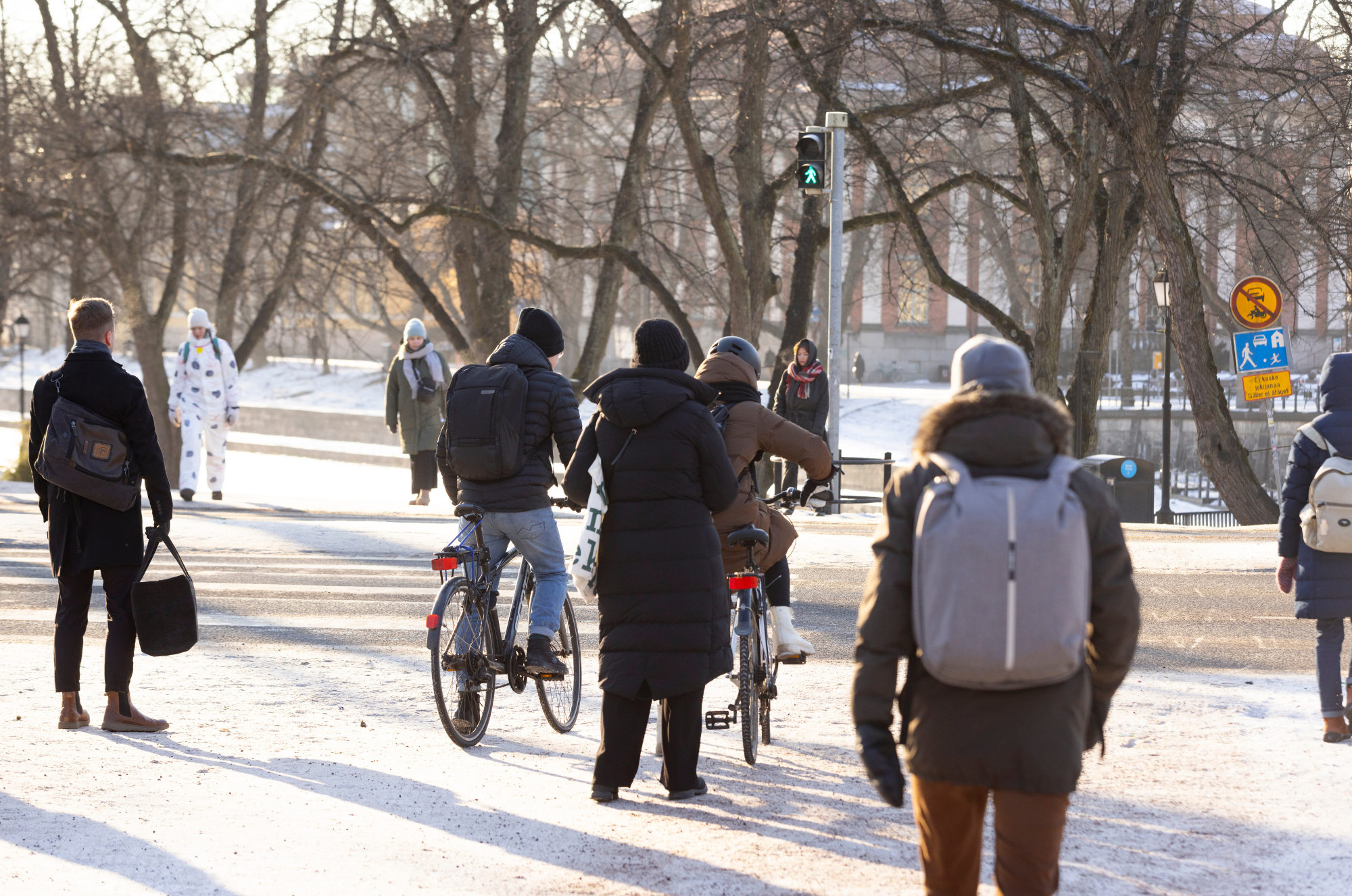 People walking and cycling in the winter. Photo taken by Suvi Elo.