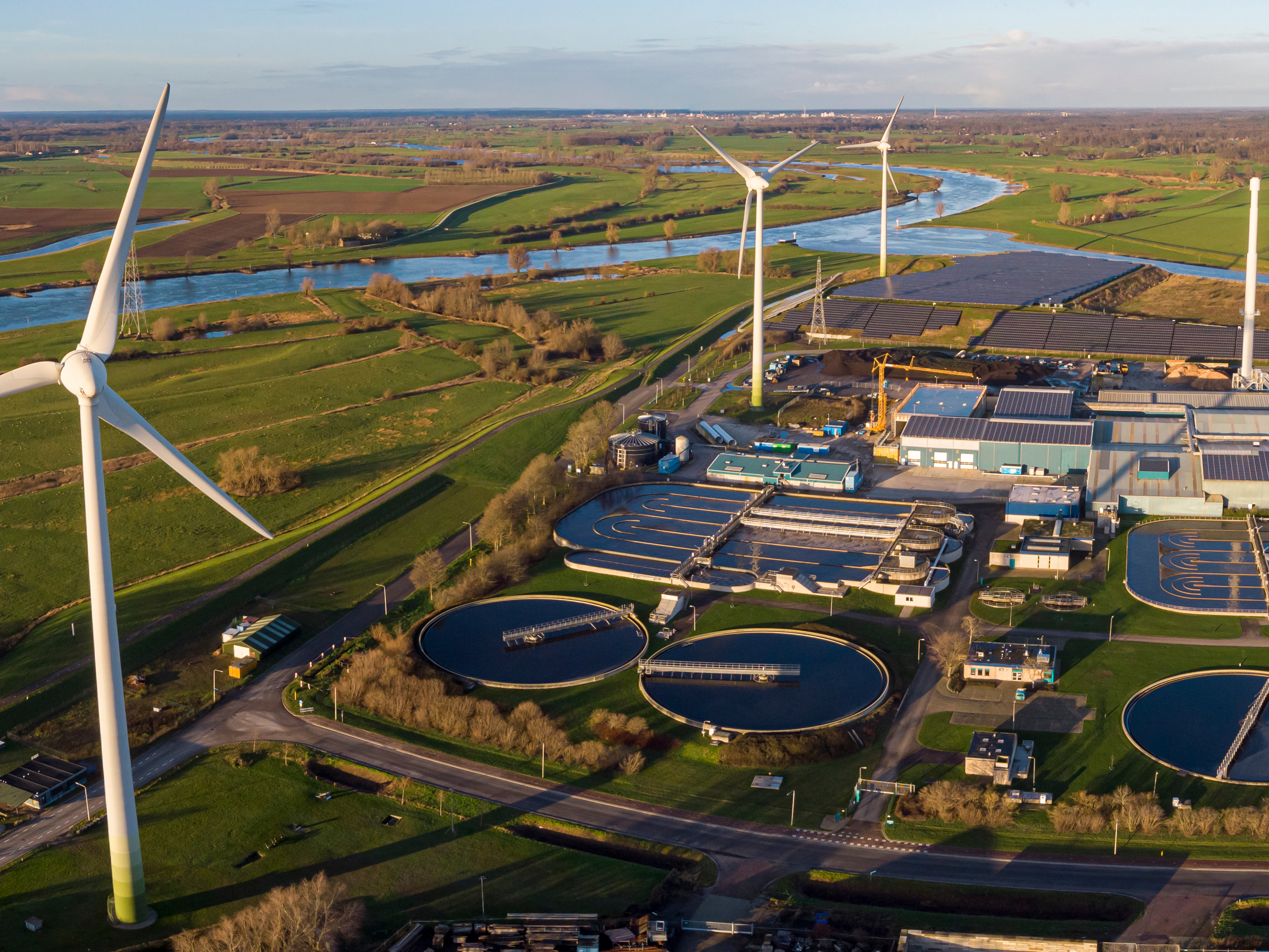Resource-efficient wastewater treatment plant