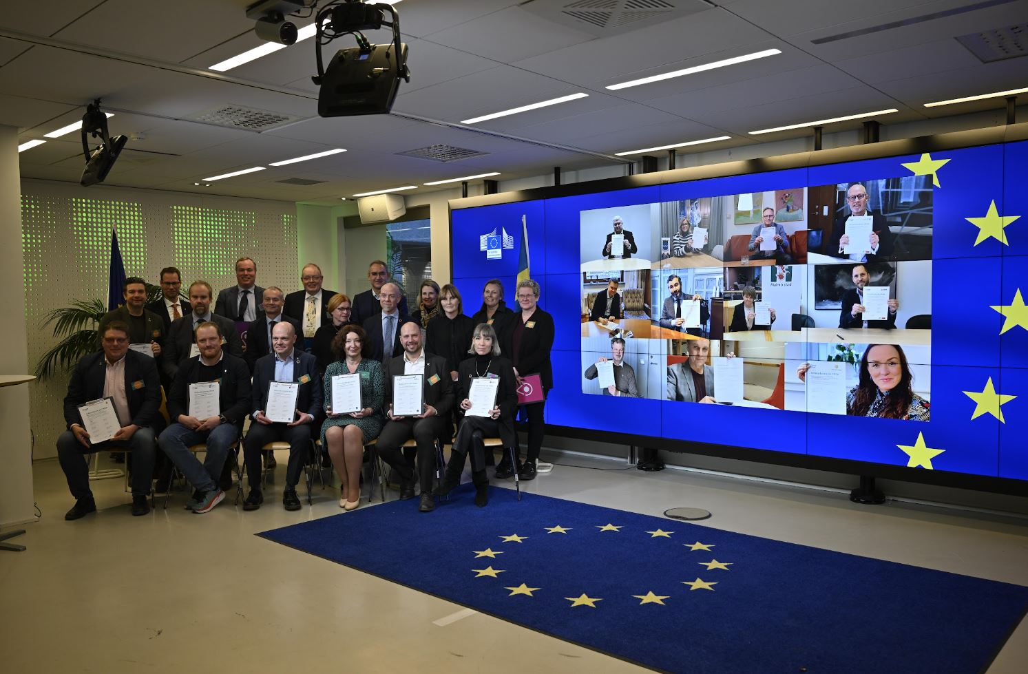 Participants demonstrate signed climate city contracts