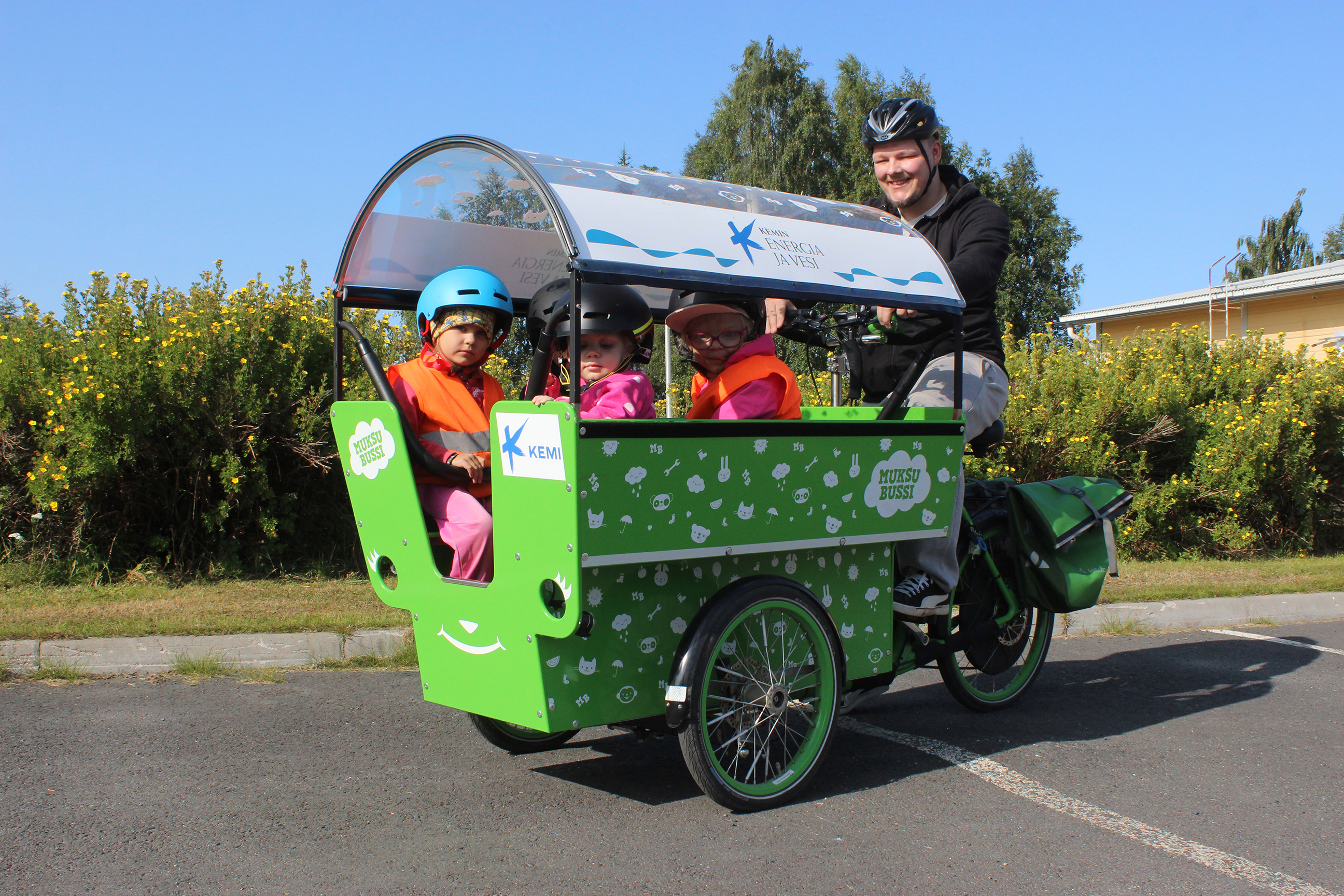 Cycling bus with children