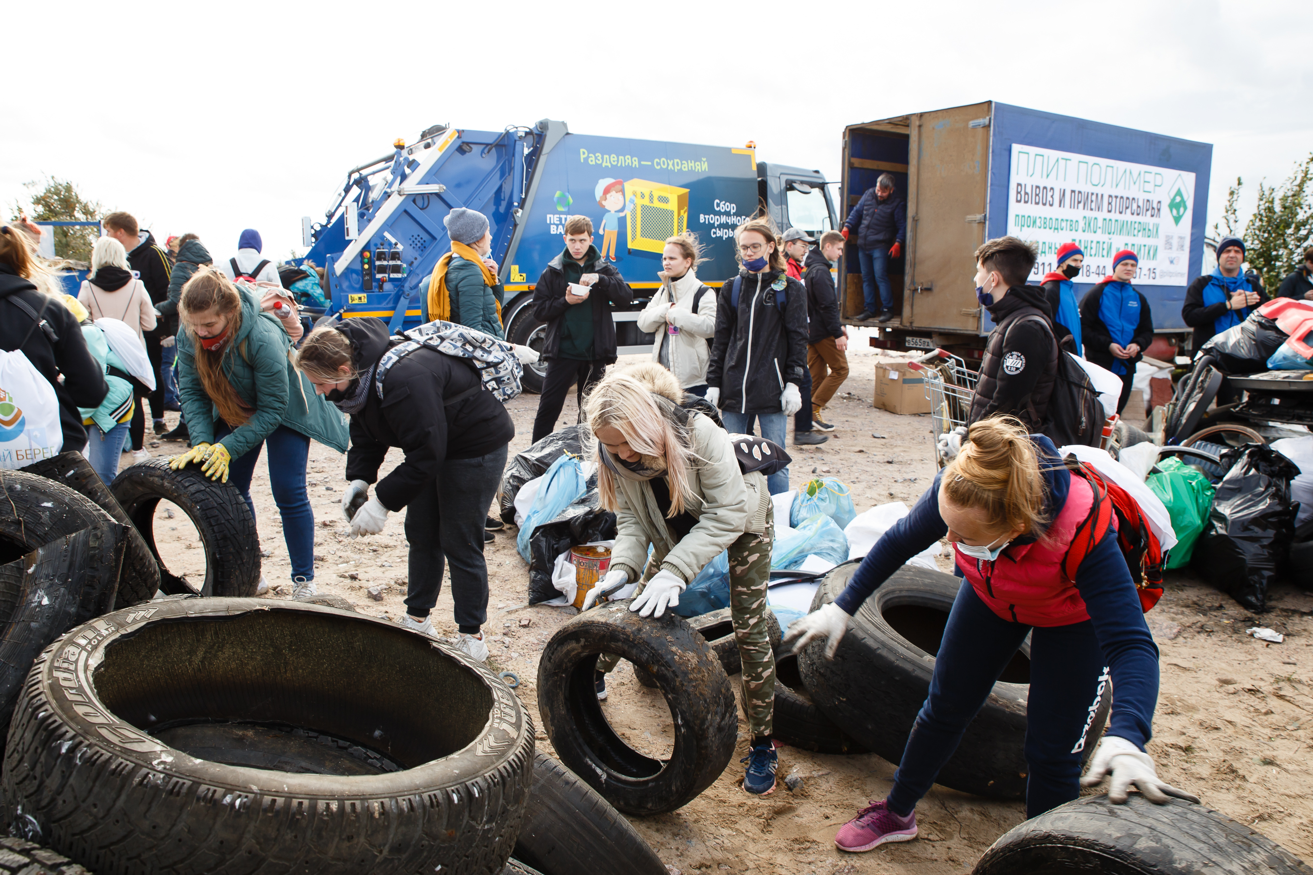 The participants of the campaign hand over tires for recycling.