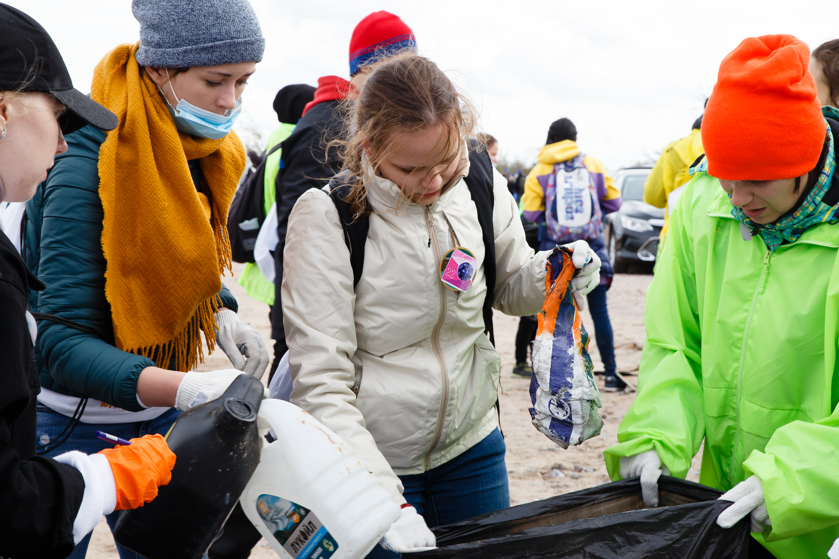 The participants of the campaign cleaning the coast.